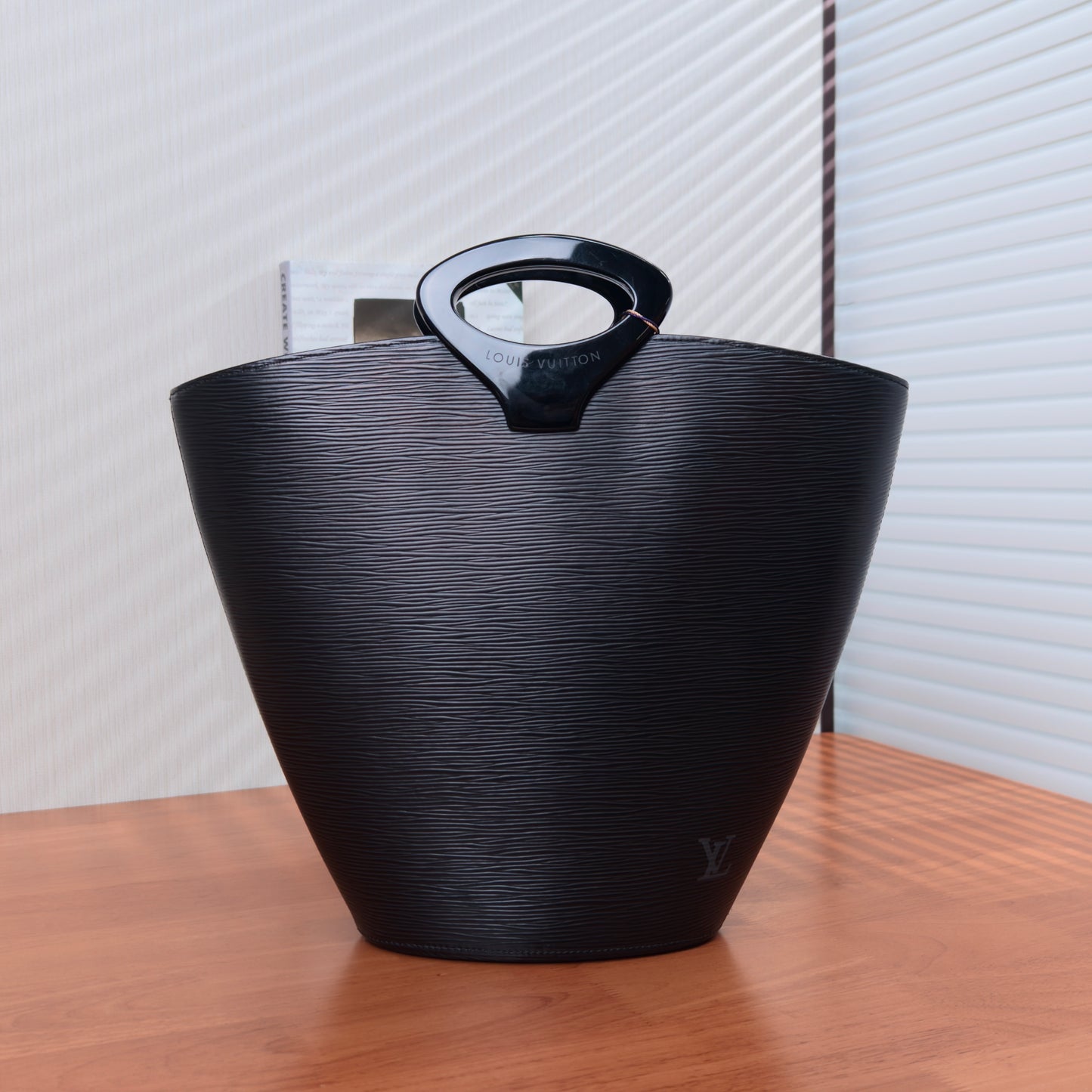 LV EPI Bag Black 18*30*10cm
3062607183757