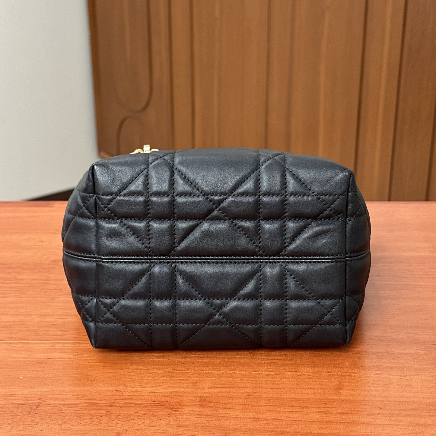 DIOR Toujours Black 17*18.5*12.5cm
3102607224504