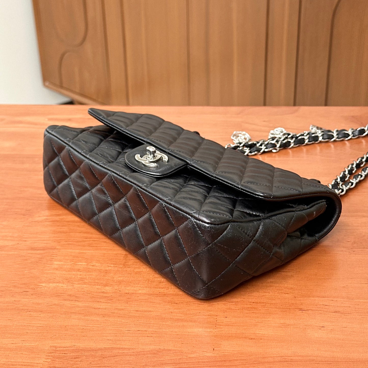 CHANEL CF Medium Black Bag25*15*6.5cm
3042607204178