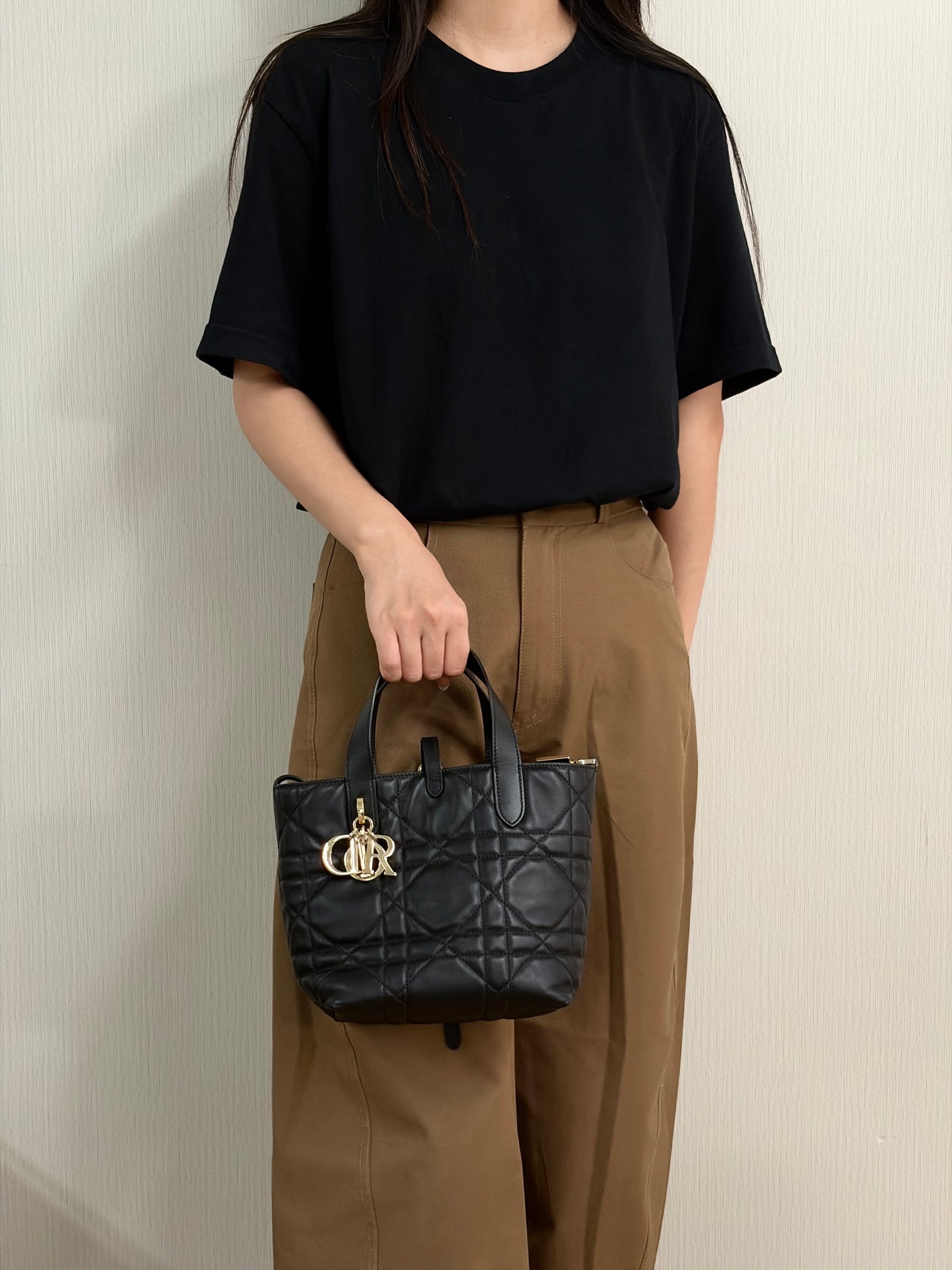 DIOR Toujours Black 17*18.5*12.5cm
3102607224504