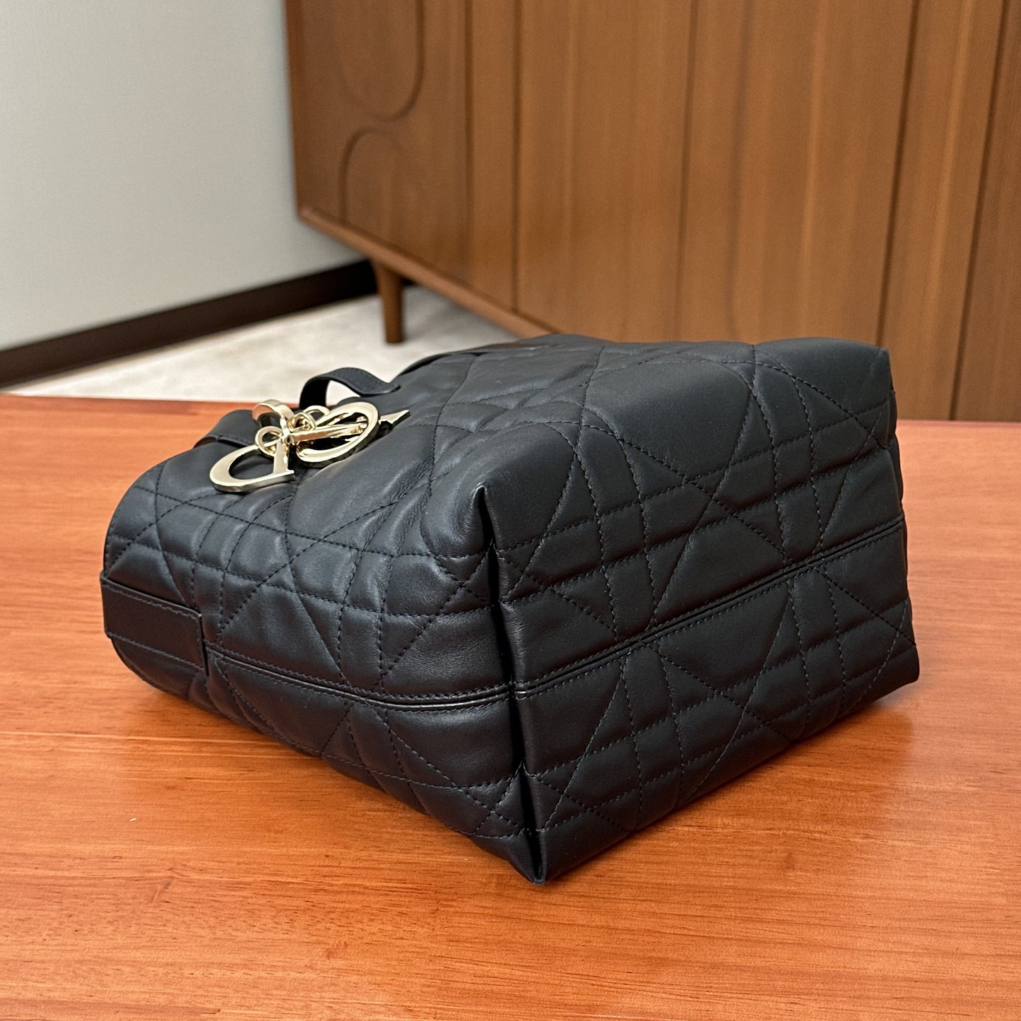 DIOR Toujours Black 17*18.5*12.5cm
3102607224504