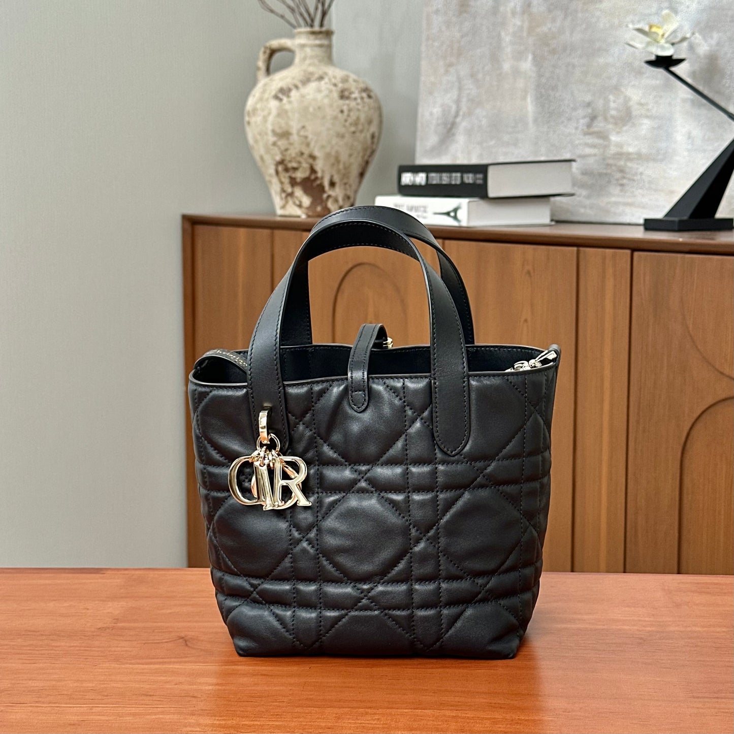 DIOR Toujours Black 17*18.5*12.5cm
3102607224504