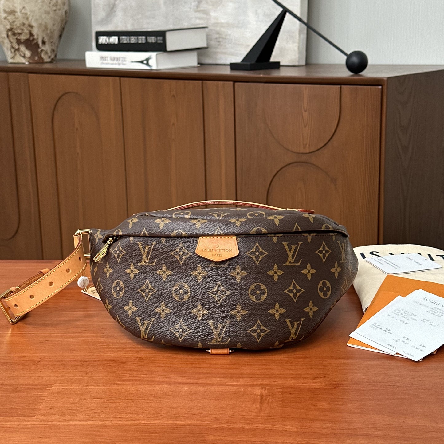 LV belt bumbag37*14*14cm
3032607244907