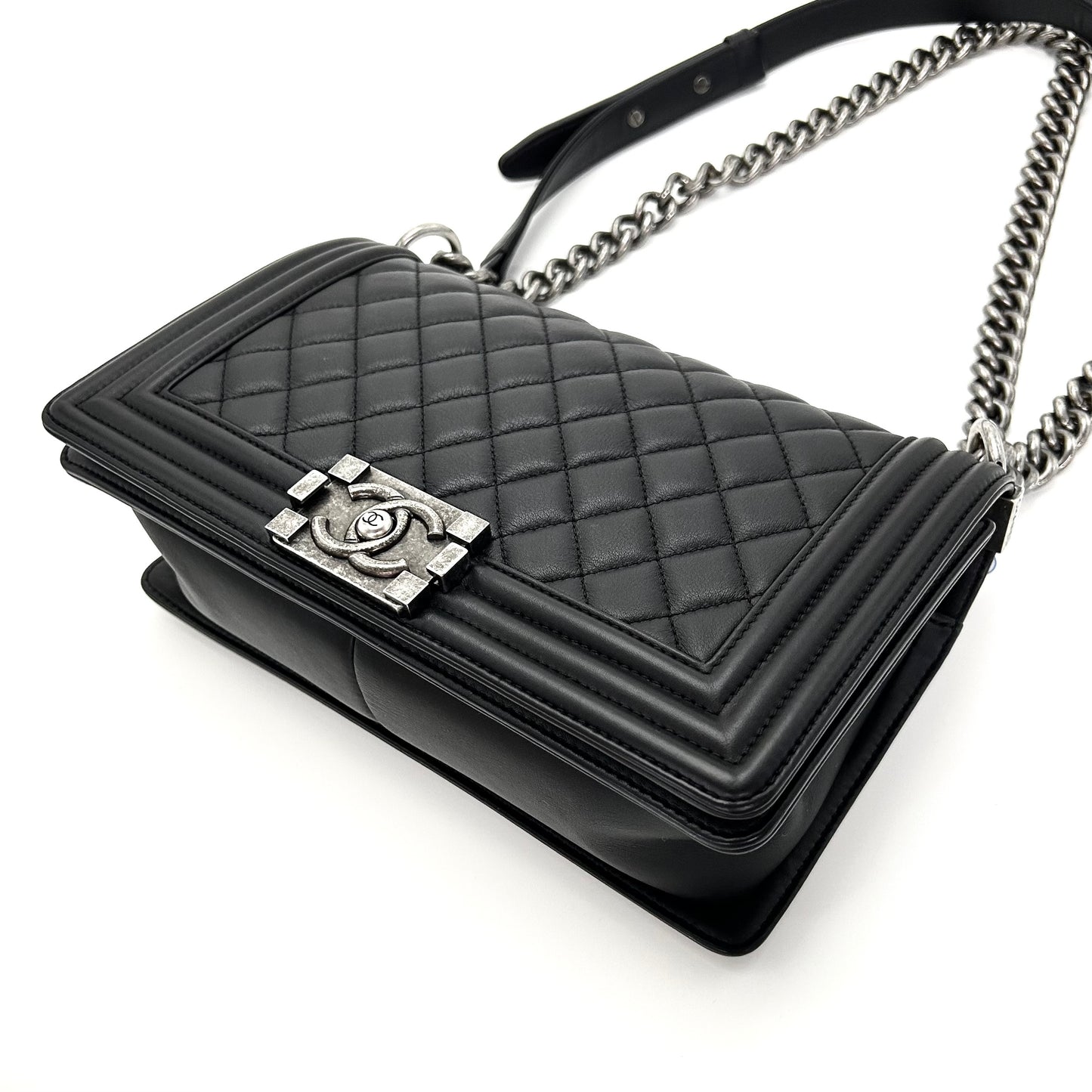 CHANEL Leboy Black 25*15*7cm
3022601060733