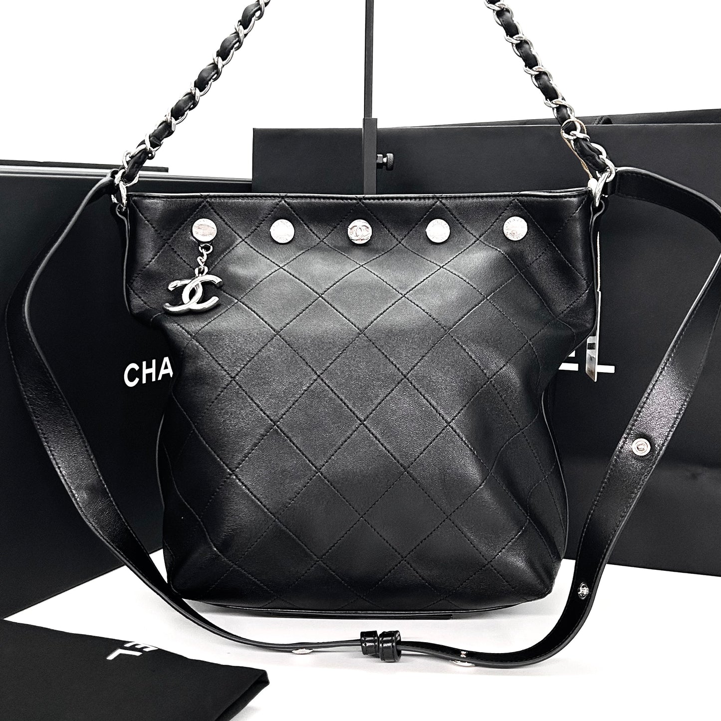 CHANEL 25P hobo Black 24*27*13cm
3072607244882